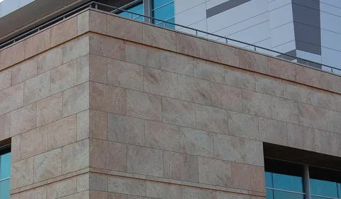 سنگ تراورتن رنگ روشن مناسب استفاده در محیط‌ های داخلی و خارجی با مقاومت طولانی